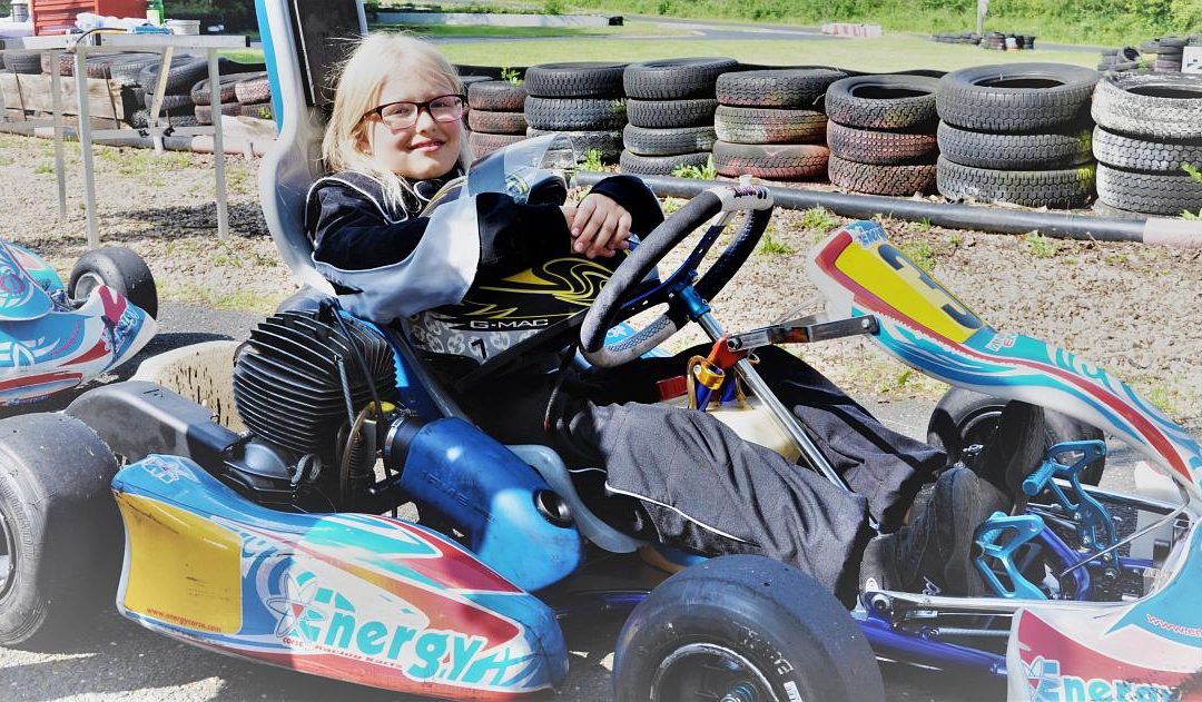 Notizblock, Stift und Genderbrille